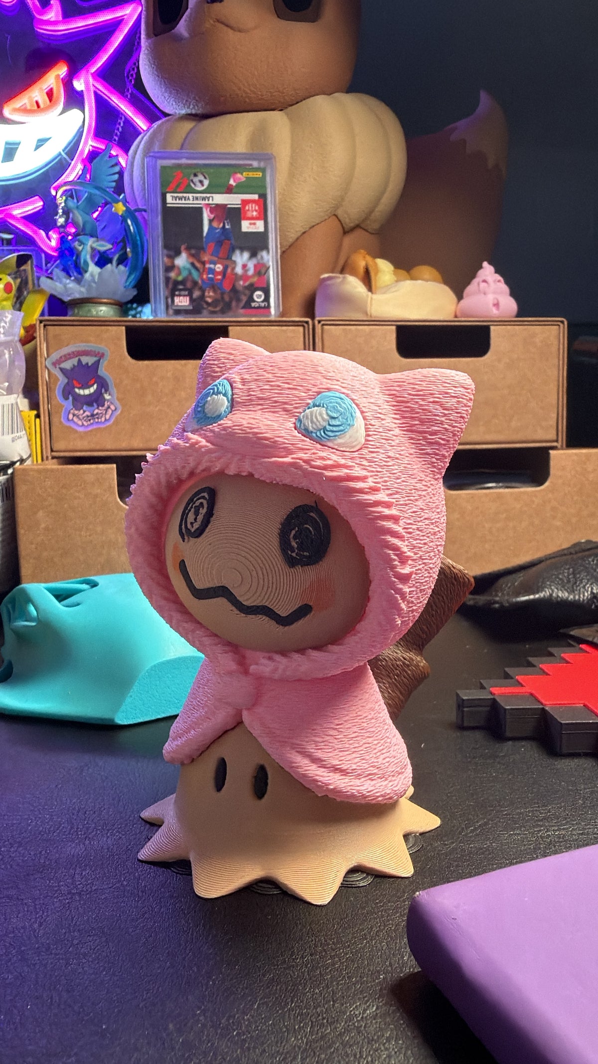 Mimikyu con poncho de Mew impreso en 3D - Pokeremmicias