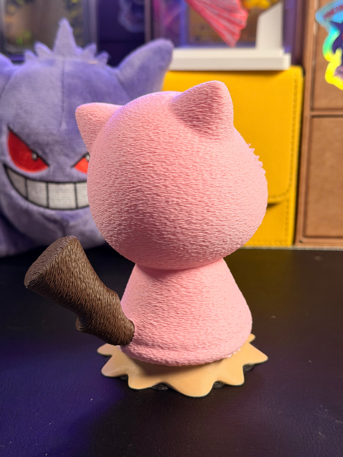 Mimikyu con poncho de Mew, vista lateral - Pokeremmicias