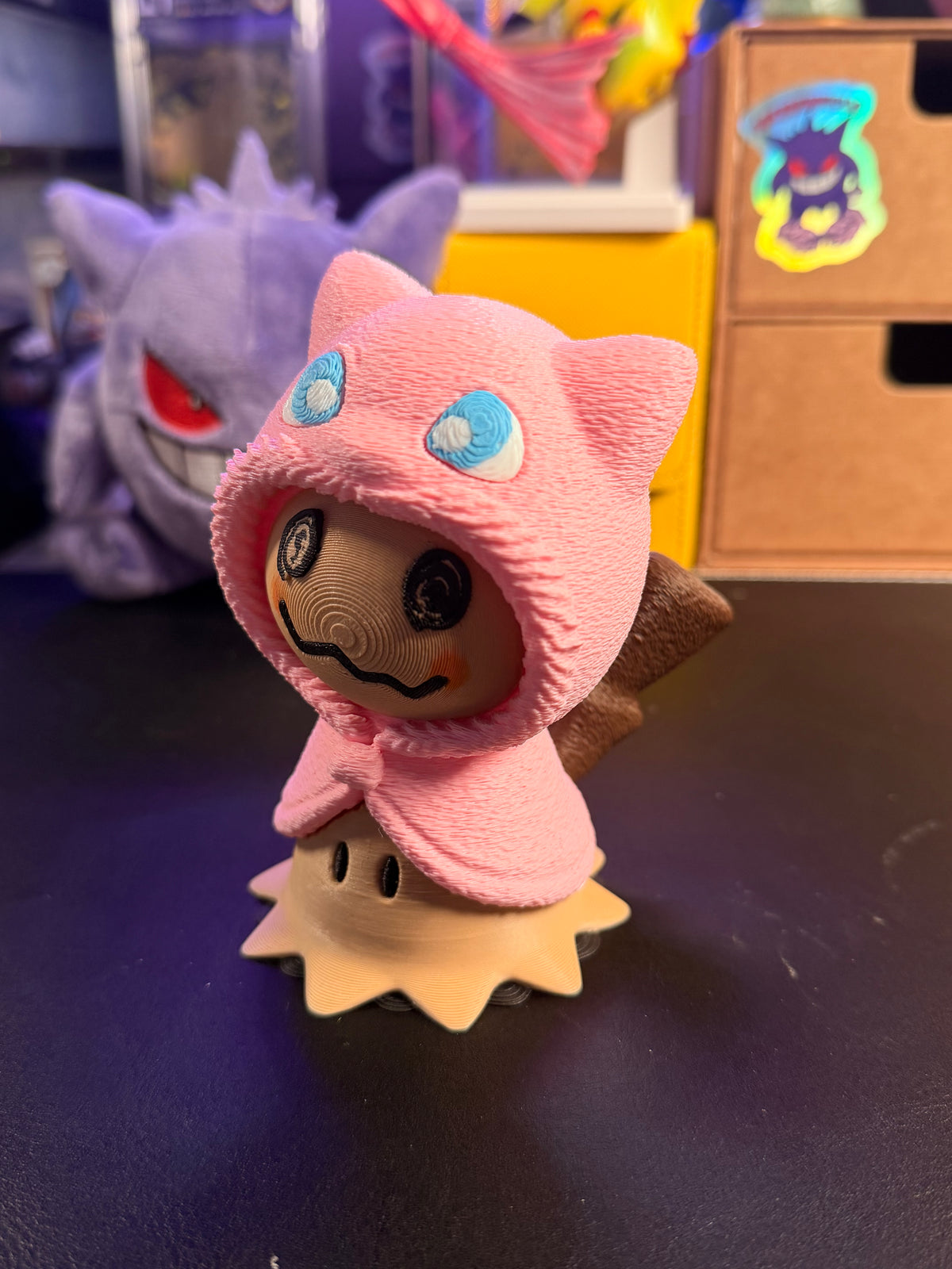 Mimikyu con poncho de Mew, otra vista - Pokeremmicias