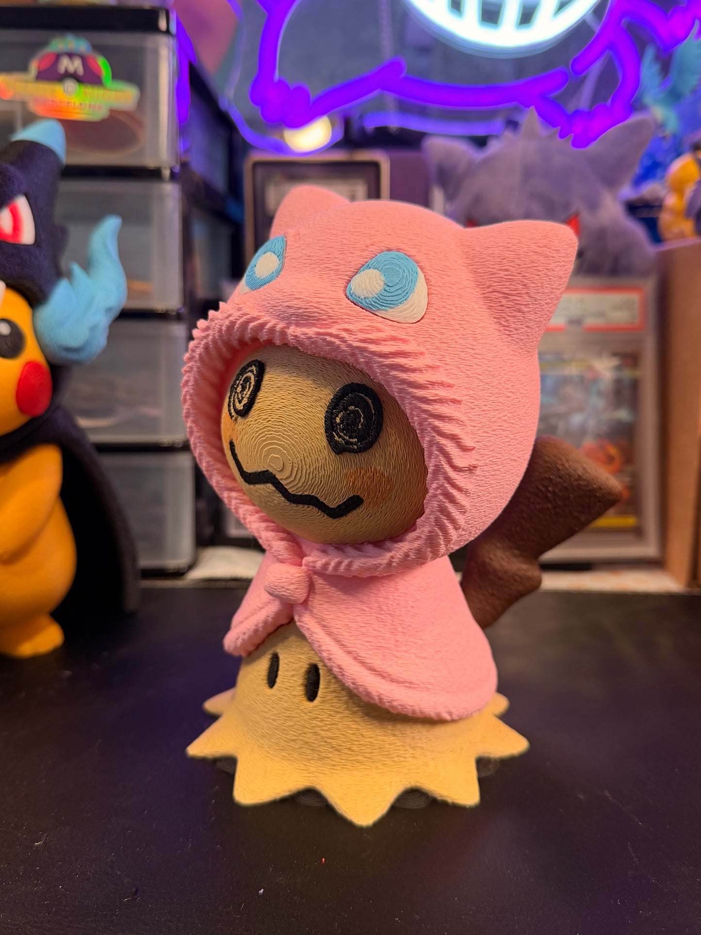 Mimikyu con poncho de Mew grande, detalle - Pokeremmicias