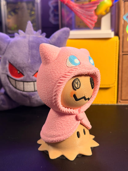 Mimikyu con poncho de Mew, vista trasera - Pokeremmicias
