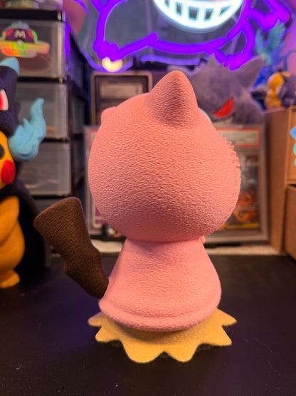 Mimikyu con poncho de Mew grande, otra vista - Pokeremmicias