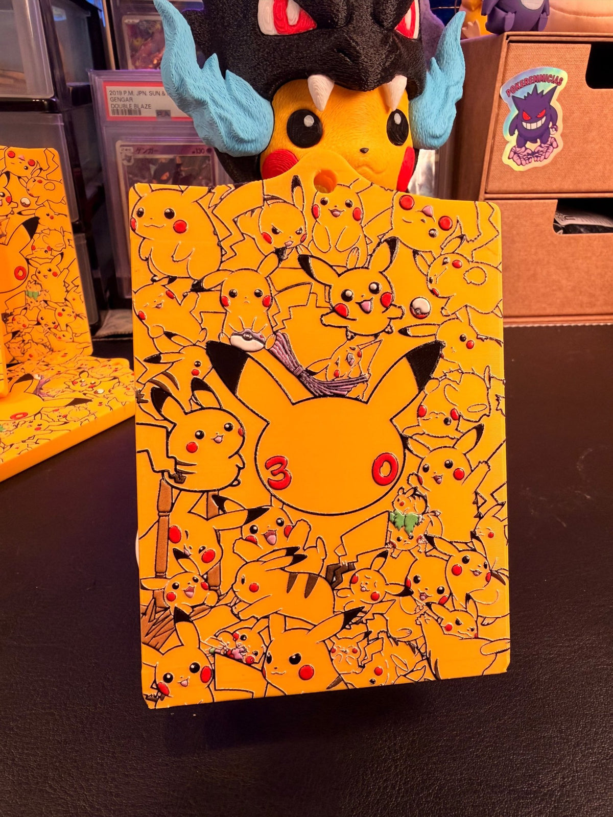 Trasera de Booster Lite Yellow Edition de pie en el expositor